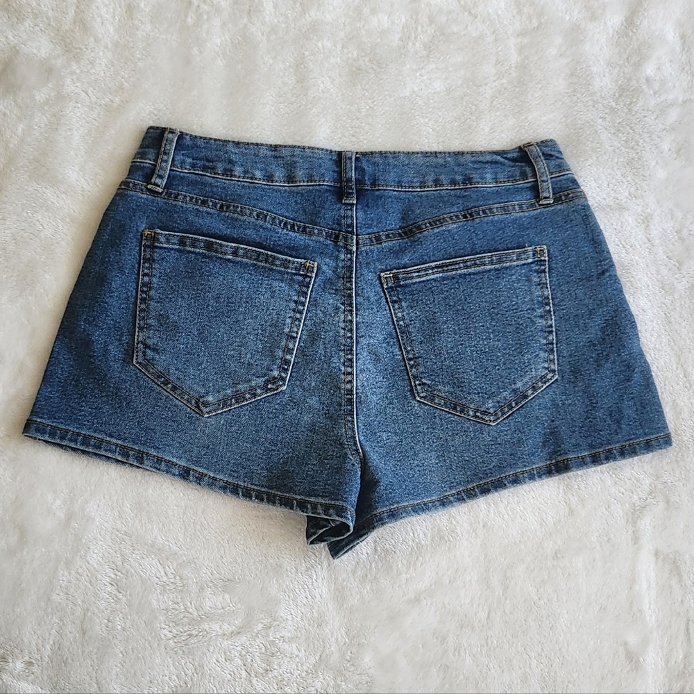 👖 No Boundaries Women’s Blue Denim High-Rise Shorts – Size 8, NWT - Picture 2 of 14